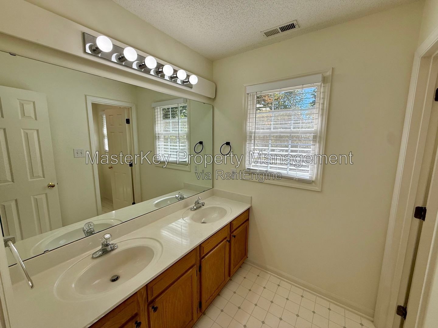 Charming 3-Bedroom, 2.5 Bathroom Single-Family in Cary, NC property image