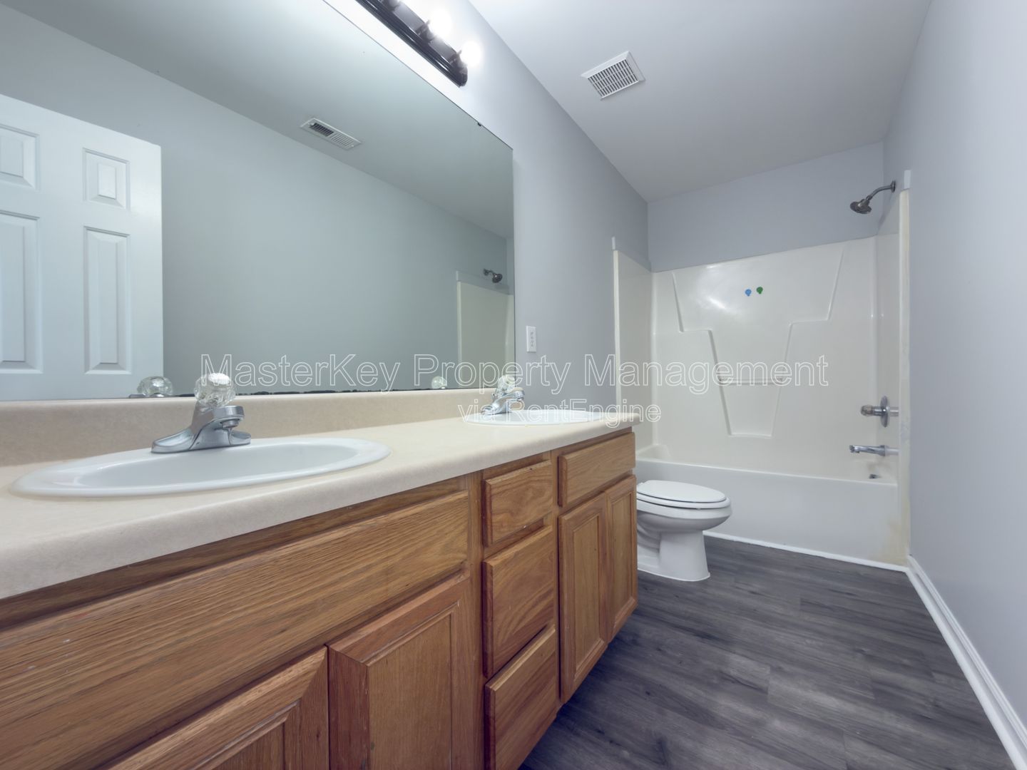 End Unit 3 Bedroom Townhome in Raleigh! property image